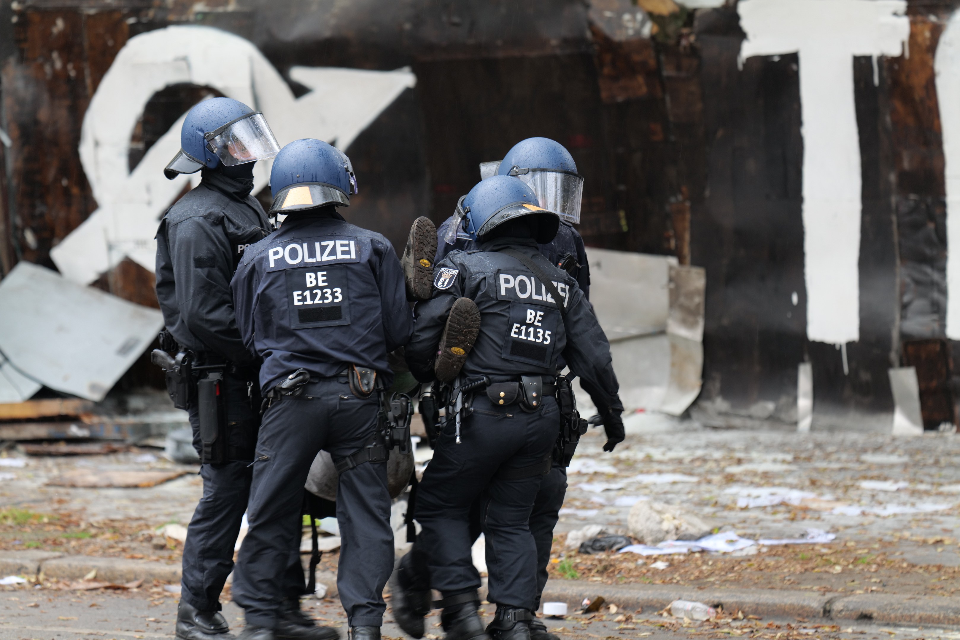 POL-GE: Beamte bei Widerstand verletzt