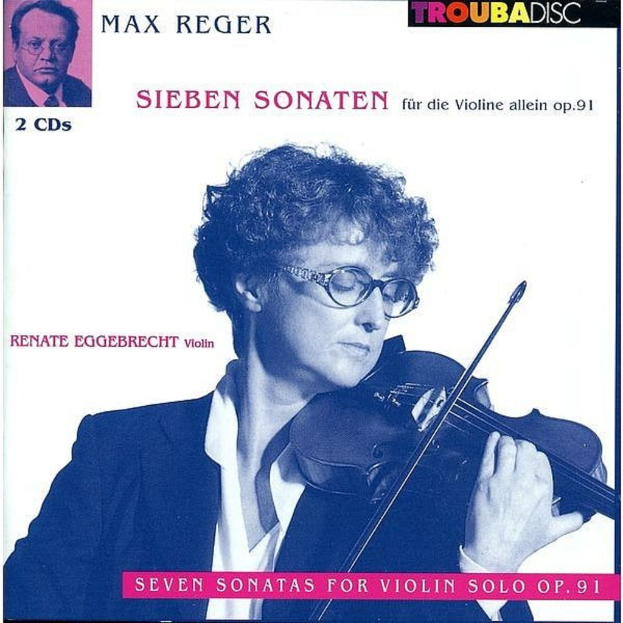 Eine Frau in Brille und Anzug, die Geige spielt, mit einem kleineren Bild einer Person oben auf dem Plakat.