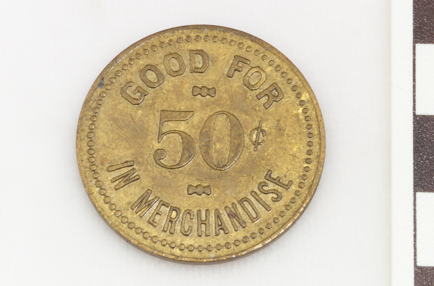 Goldmünze mit 'Gut für 50 in Waren' Text auf weißem Hintergrund.