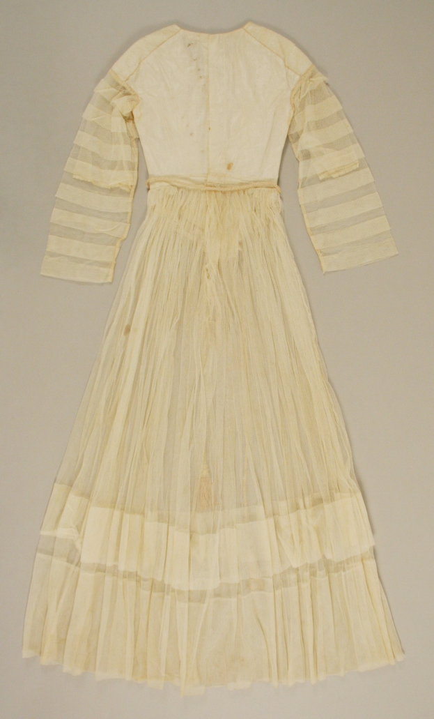 Ein weißes, langärmliges Kleid mit einer gerüschten, bodenlangen Schleppe auf einem weißen Hintergrund, das eine hohe Taille und einen dezenten Glanz aufweist.