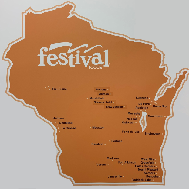 Ein farbenfrohes Plakat einer Wisconsin-Karte voller leckerer Speisen, beschriftet mit 'Festival Foods.'