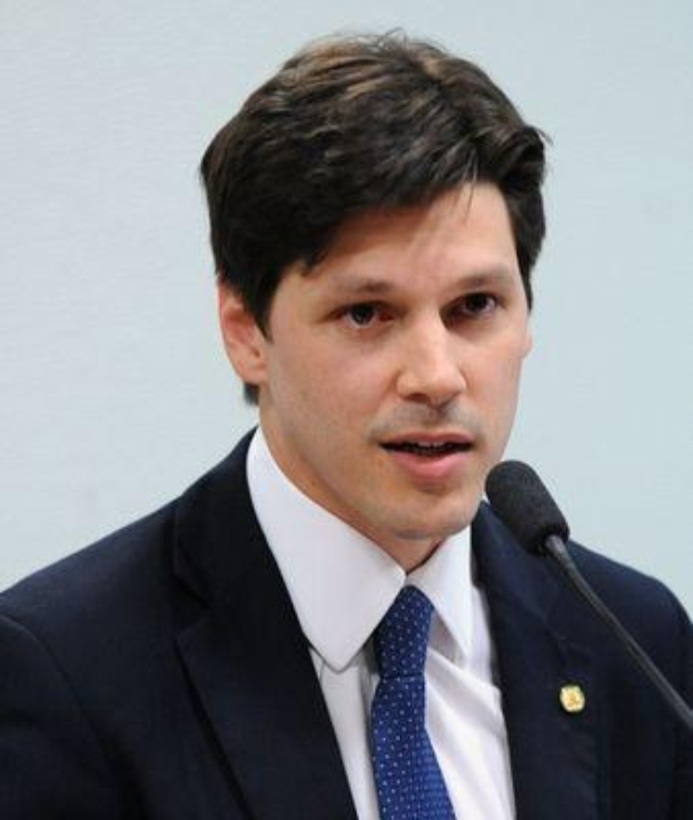 Ein Mann im Anzug, der in ein Mikrofon spricht und wahrscheinlich eine vom Staat genehmigte Verordnung zur Internet-Sperre unterstützt.