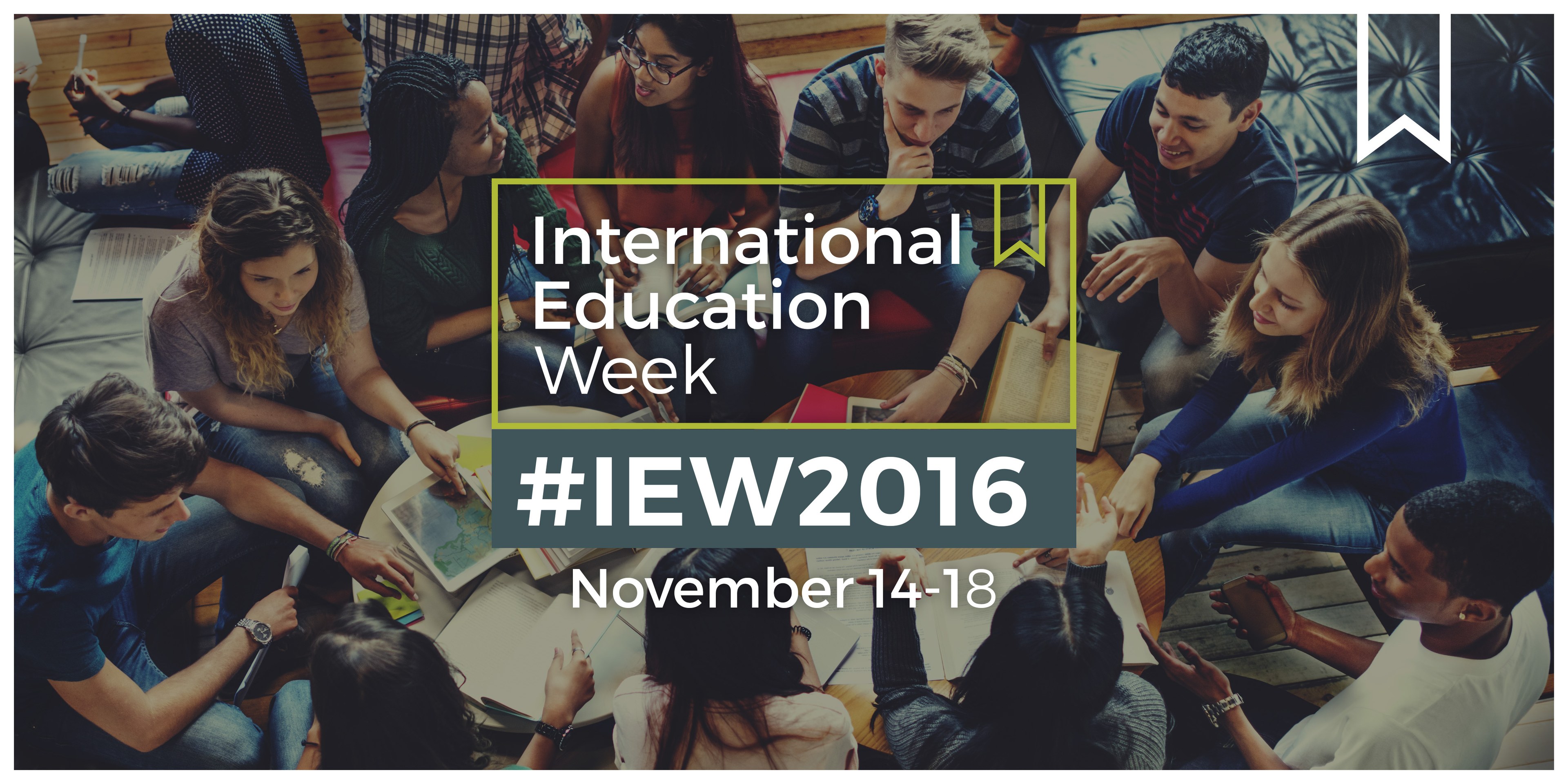 Gruppe von Menschen auf einem Sofa sitzend, einige halten Bücher und Stifte, mit 'International Education Week IEW 2016' Text in der Mitte, wirken in ein Gespräch vertieft.
