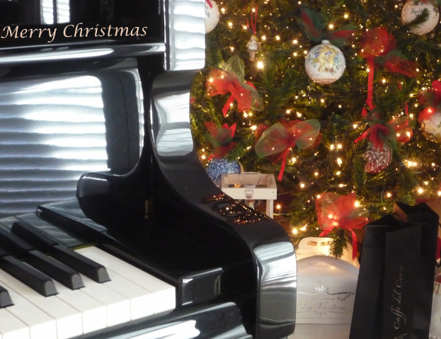 Ein Weihnachtsbaum und ein Piano auf dem Boden, mit verschiedenen GegenstÃ¤nden auf dem Baum.