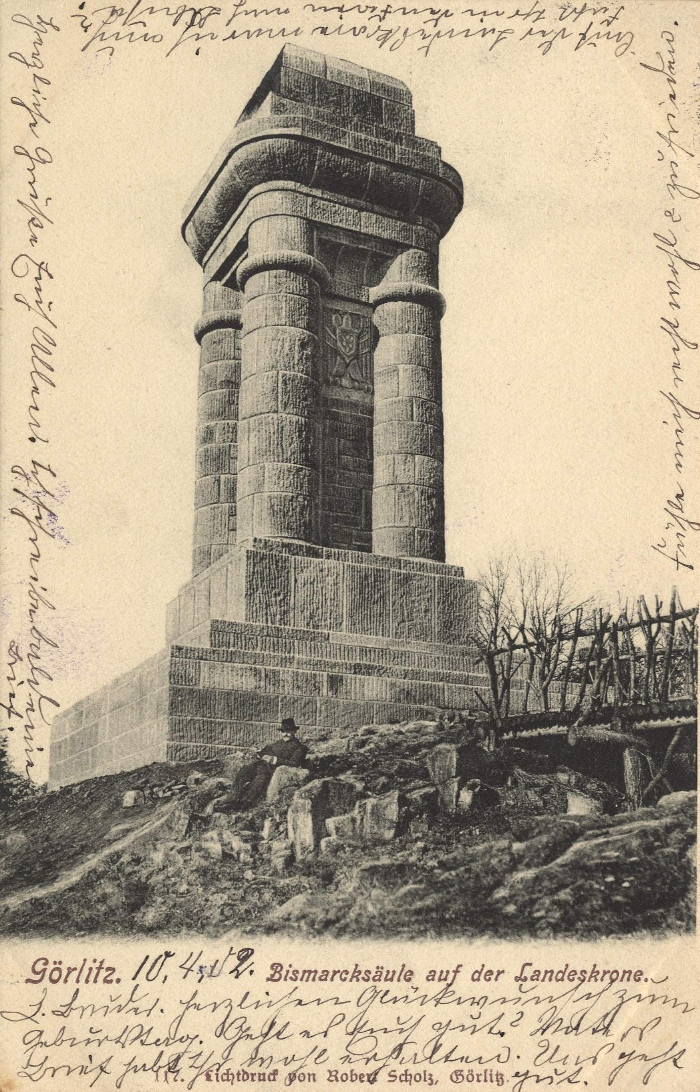 Alte Postkarte mit einer Zeichnung des Bismarcksäule-Denkmals auf der Landeskrone, umgeben von Bäumen und Felsen, mit Text unten: "Bismarcksäule auf der Landeskrone".