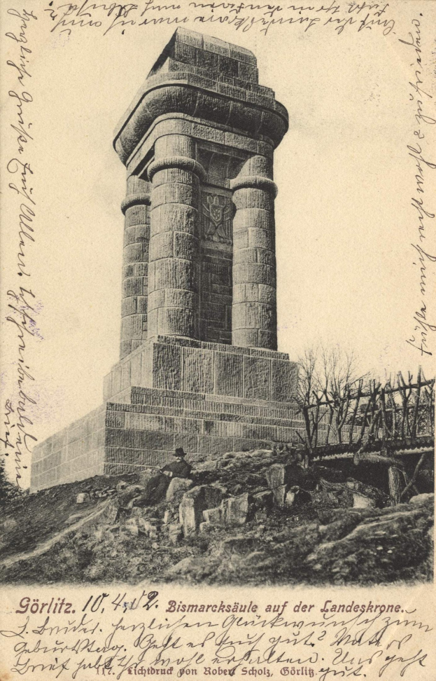 Alte Postkarte mit einer Zeichnung des Bismarcksäule-Denkmals auf der Landeskrone, umgeben von Bäumen und Felsen, mit Text unten: "Bismarcksäule auf der Landeskrone".