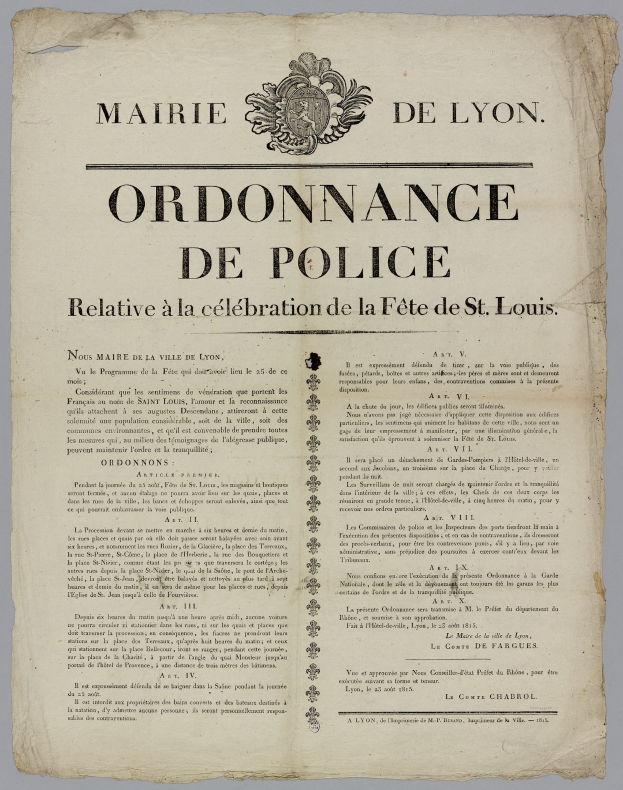 Altes Dokument mit der Aufschrift "Ordnance de Police" und einem krönungsbesetzten Schild-Logo, das einem Gesetzbuch ähnelt mit fetter schwarzer Schrift auf einem weißen Hintergrund.
