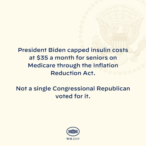 Ein Plakat mit einem Logo und Text, der besagt: 'Präsident Biden beschränkte die Insulin-Kosten auf 35 Dollar im Monat für Senioren mit Medicare durch das Inflation Reduction Act'.