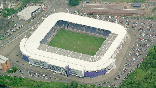 Eine Luftaufnahme eines Fußballstadions in einer Stadt, umgeben von Gebäuden, Bäumen und Straßen mit Fahrzeugen, Heimstätte von Tottenham Hotspur Football Club.