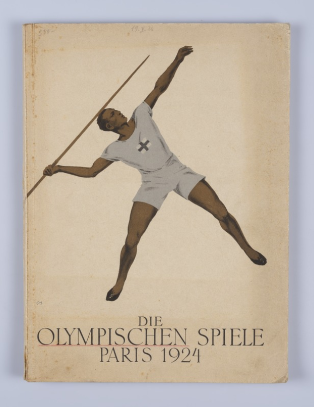 Ein Buchumschlag mit einem Mann in weißem Hemd und blauen Shorts, der entschlossen einen Speer wirft, mit der Aufschrift «Olympische Spiele in Paris 1924».