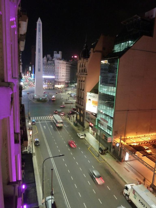 Eine Straße mit mehreren Fahrzeugen und Gebäuden auf beiden Seiten.