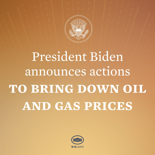 Präsident Biden an einem Rednerpult, auf dem eine Logo und Text hinter ihm angezeigt wird.