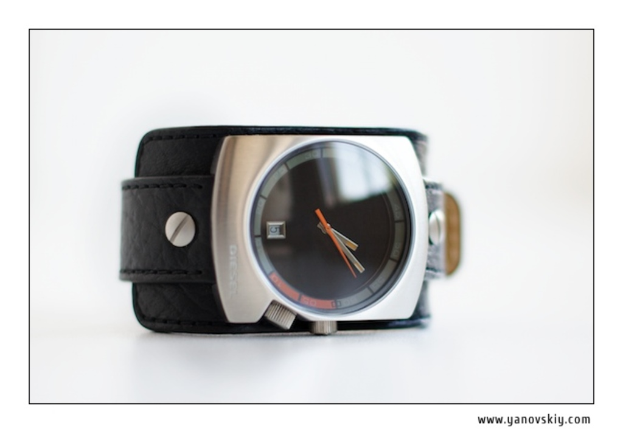 Ein bearbeitetes Bild mit einer Uhr, zwei Stellenangeboten, einem Lederg├╝rtel und Text in der rechten unteren Ecke.