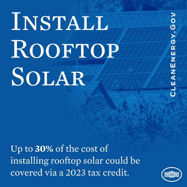 Plakat, das eine 2023-Steuergutschrift von bis zu 30 % der Kosten für die Installation von Dachsolar überdeckt, mit B├Ąumen und einem Geb├Ąude mit Solarpanelen im Hintergrund.