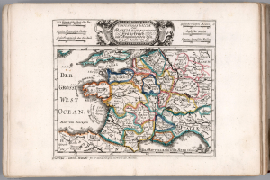 Ein aufgeschlagenes Buch mit einer detaillierten Karte von Deutschland mit Provinzen und Städten, begleitet von beschreibendem Text.