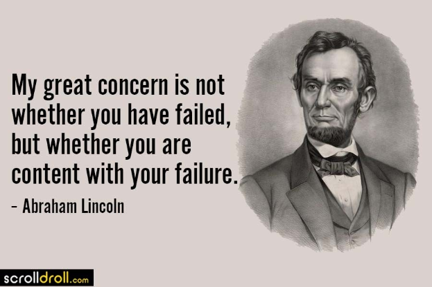 Porträt von Abraham Lincoln in einem Anzug und Krawatte mit einem ernsten Gesichtsausdruck, begleitet von dem Zitat "Mein großer Kummer besteht nicht darin, ob Sie gescheitert sind, sondern ob Sie mit Ihrem Scheitern zufrieden sind."