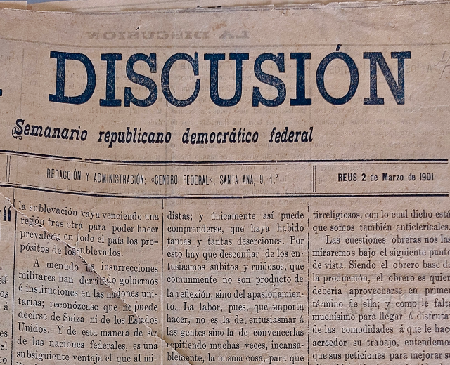 Ein gelblicher, leicht zerknitterter Zeitungsartikel mit der Aufschrift "Diskussion" in schwarzer Tinte, der die Schlagzeile "Semanario Repúblicano Democrático Federal" trägt.