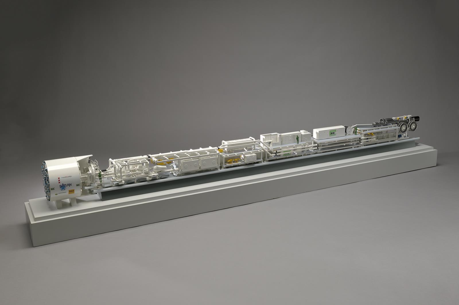 Ein detailliertes Modell des neuen Wasserstoff-Brennstoffzellensystems von Sainsbury's, das einen Kraftstofftank, Filter, Injektor und Energiequelle auf einer weißen Oberfläche zeigt.
