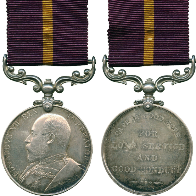 Silberne Medaille mit lila und gelbem Band, mit einem Profilbild auf der linken Seite und dem Text "Langjähriger treuer Dienst" auf der rechten Seite.
