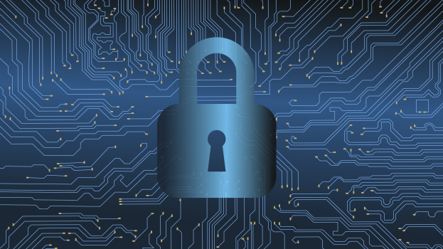 Ein Schloss, das auf einer Leiterplatte liegt, symbolisiert Cybersecurity und Datenschutz.