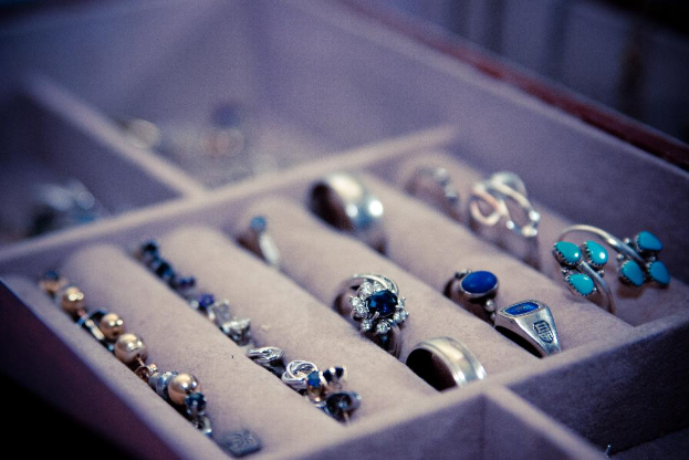 Eine Sammlung verschiedener Schmuckstücke, einschließlich Ringen, die gemeinsam angezeigt werden.