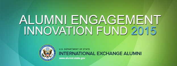 Grüner Hintergrund mit zentrierter weißer Schrift, die "Alumni Engagement Innovation Fund 2015" lautet, und einem blauen Kreis-Logo mit einem weißen Stern.