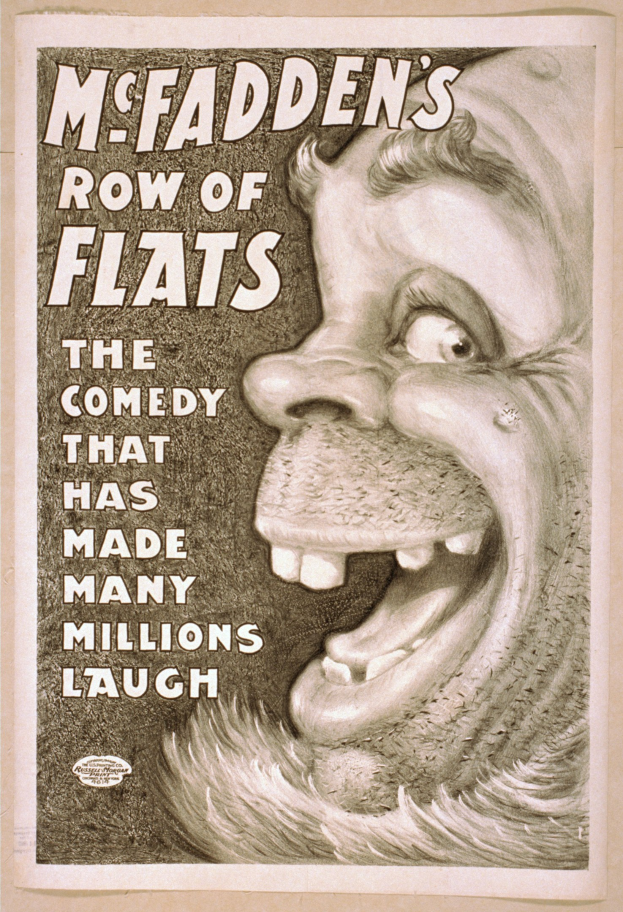 Plakat einer lachenden Person mit wilden Haaren, weit aufgerissenen Augen und einem breiten Grinsen, vor einem hellgelben Hintergrund, mit dem Text "McFadden's Row of Flats: The Comedy That Has Made Many Millions Laugh" über das Bild.