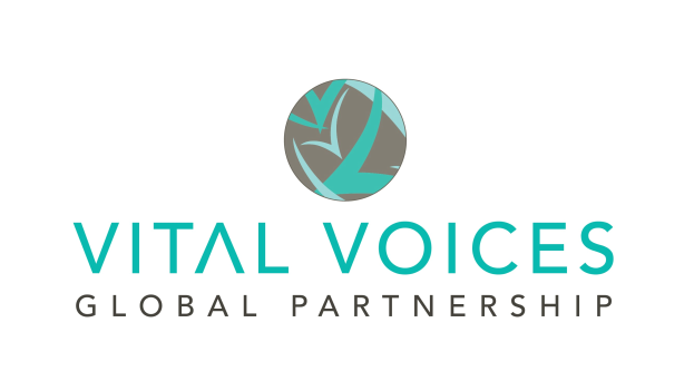 Logo der Vital Voices Global Partnership, das eine Taube in einem blauen und weißen Gradientenkreis zeigt, mit dem Namen der Organisation in fetter schwarzer Schrift auf einem weißen Hintergrund, alles von einem dünnen schwarzen Rahmen umgeben.