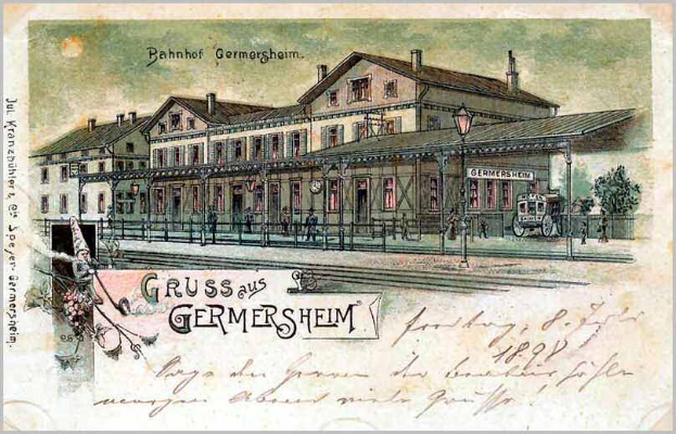 Alte Postkarte zeigt einen Bahnhof in Deutschland mit einem Gebäude, einem Zaun, einem Straßenpfahl, Menschen, Fahrzeugen, Bäumen und einem bewölkten Himmel; Text lautet "Bahnhof Germersheim".