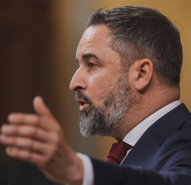 Ein Mann im Anzug spricht in ein Mikrofon, wahrscheinlich spricht er die Verbot des Obersten Gerichtshofs für den russischen Außenminister Sergey Lavrov an.