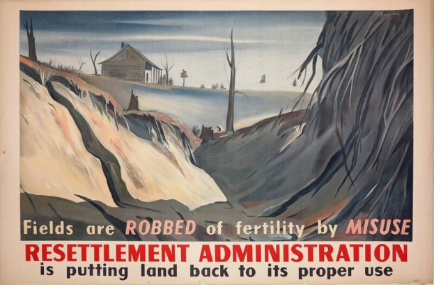 Ein Plakat an einer Wand zeigt "Resettlement Administration: Fields are Robbed of Fertility by Misuse" mit einem Haus, Bäumen und Wasser im Hintergrund.
