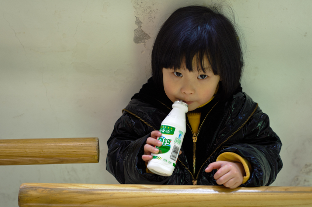 Kind mit Flasche