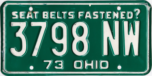Grünes Ohio-Kennzeichen mit weißer Schrift "Sitzgurte angelegt?" auf weißem Hintergrund.