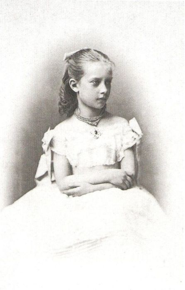Schwarzes und weißes Porträt eines jungen Mädchens in einem weißen Kleid, das angeblich die Zarin Alexandra Feodorovna von Russland ist, trägt eine zarte Kette und hat ihr Haar ordentlich hochgesteckt und einen majestätischen Ausdruck.