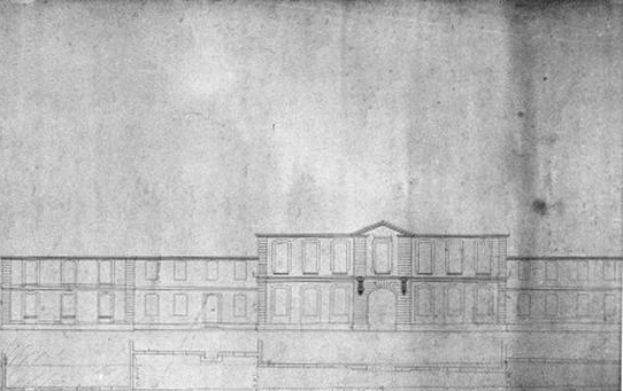 Ein detailliertes Schwarz-Weiß-Gebäudeblueprint mit zahlreichen Fenstern, das den Grundriss für eine neue Schule zeigt, einschließlich des Eingangs und anderer Merkmale.