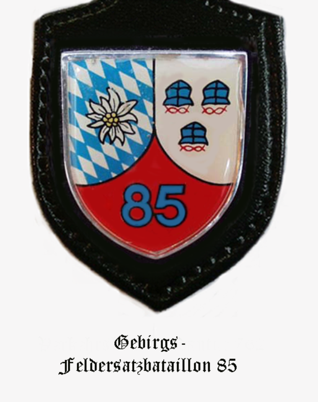 Ein Abzeichen mit der Nummer 85, das das bayerische Füßtballteam repräsentiert, mit deutschem Text darunter.