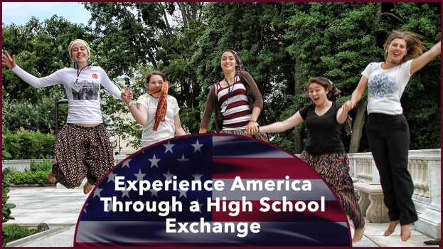 Gruppe von Frauen, die draußen mit strahlenden Gesichtern springen, umgeben von Grün unter einem klaren blauen Himmel, mit Text unten, der 'Erlebe Amerika durch einen High School Austausch' liest.