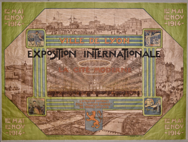 Ein Vintage-Plakat an einer Gebäudewand, das eine farbenfrohe, detaillierte Stadtansicht mit lächelnden Menschen, Gebäuden und dekorativem Text zeigt.