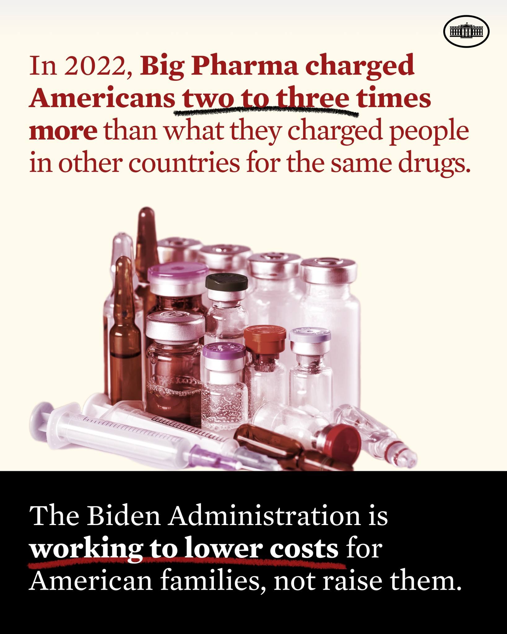 Ein Plakat mit dem Text "In 2022 verlangte Big Pharma von Amerikanern zwei bis drei Mal so viel wie von Menschen in anderen Ländern für dieselben Medikamente" unten, begleitet von ein paar Flaschen und einer Spritze.