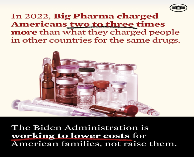Ein Plakat mit dem Text "In 2022 verlangte Big Pharma von Amerikanern zwei bis drei Mal so viel wie von Menschen in anderen Ländern für dieselben Medikamente" unten, begleitet von ein paar Flaschen und einer Spritze.