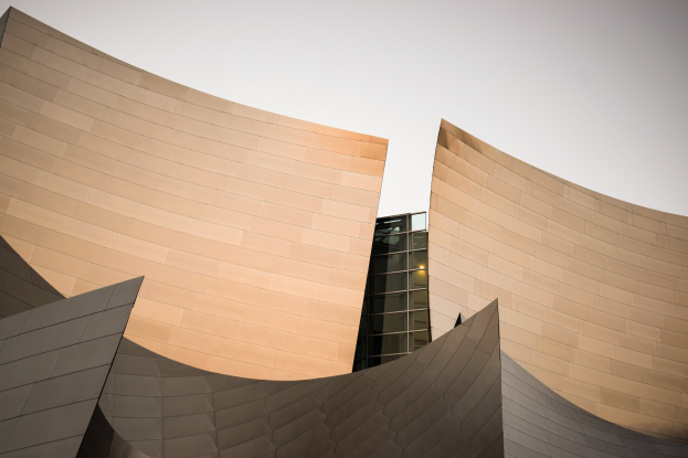 Moderner Konzertsaal in Los Angeles mit Glasfenstern gegen einen klaren blauen Himmel.