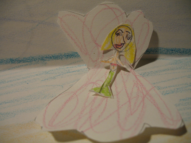 Papierkunst und Skizzen auf einer Fläche.