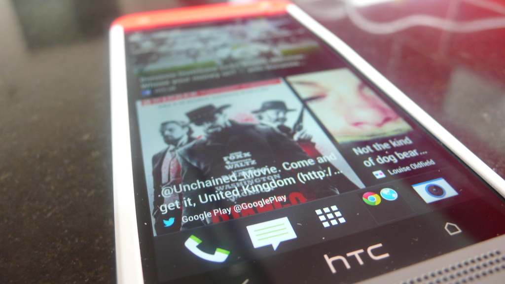 Ein Bildschirm eines mobilen Geräts, auf dem verschiedene Symbole, Fotos und Text zu sehen sind.