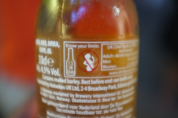 Eine Flasche mit darauf geschriebenem Text, die in der Mitte des Bildes positioniert ist.