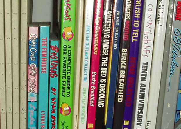 Bücher in einer Reihenfolge auf einer Oberfläche.