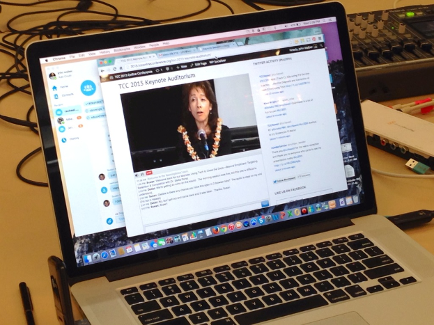 Ein unordentlicher Tisch mit mehreren Kernen, einem Laptop, einem Stift und ein paar anderen Gegenständen.