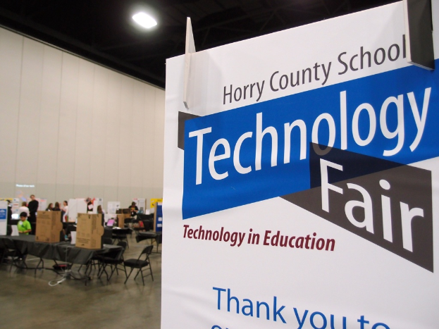 Ein Waschbecken mit Wasser und einem sichtbaren Abfluss.