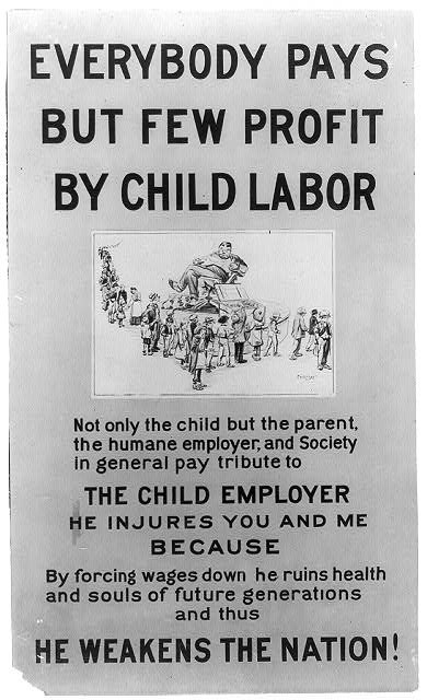 Schwarzes und weißes Plakat mit dem Text "Jeder zahlt, aber wenige profitieren von Kinderarbeit" und einer Gruppe von Menschen.