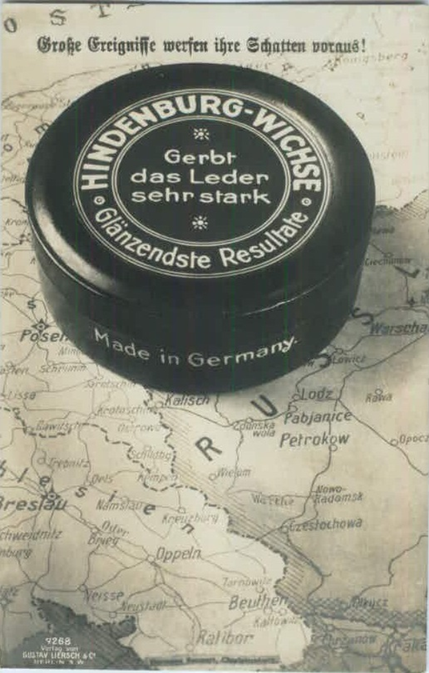 Ein Schwarz-Weiß-Foto einer Box mit der Aufschrift "Hindenburg-Wiche, Deutschland" mit einer Karte im Hintergrund.