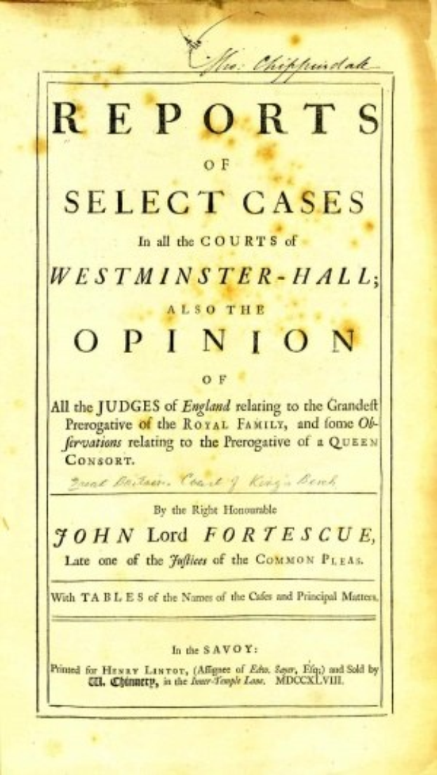 Deckblatt eines alten Buches mit dem Titel "Berichte über ausgew├Ąhlte F├Ąlle vor den Gerichten von Westminster-Hall, auch die Meinung von John Lord Fortescue" ge├Âffnet auf einer Seite mit schwarzem Text.